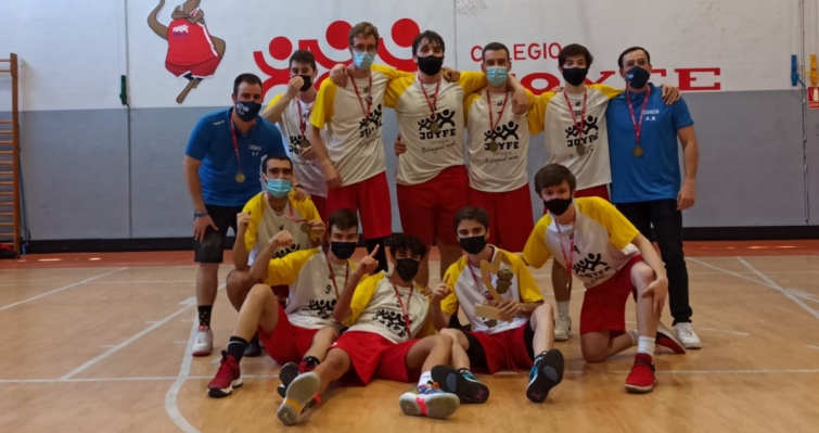 Entrega de trofeos de Sub'22 masculino Bronce